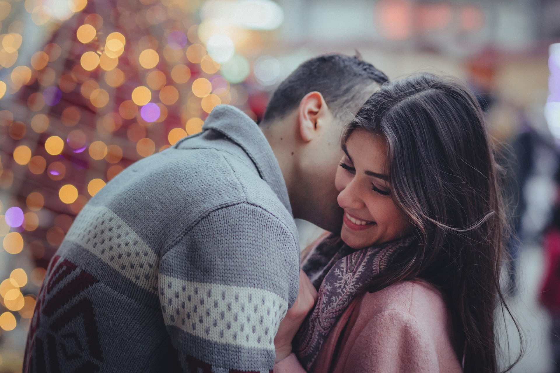 Coaching amoureux Amour Conseil Couple enlacé et souriant, accompagné par un coach amoureux